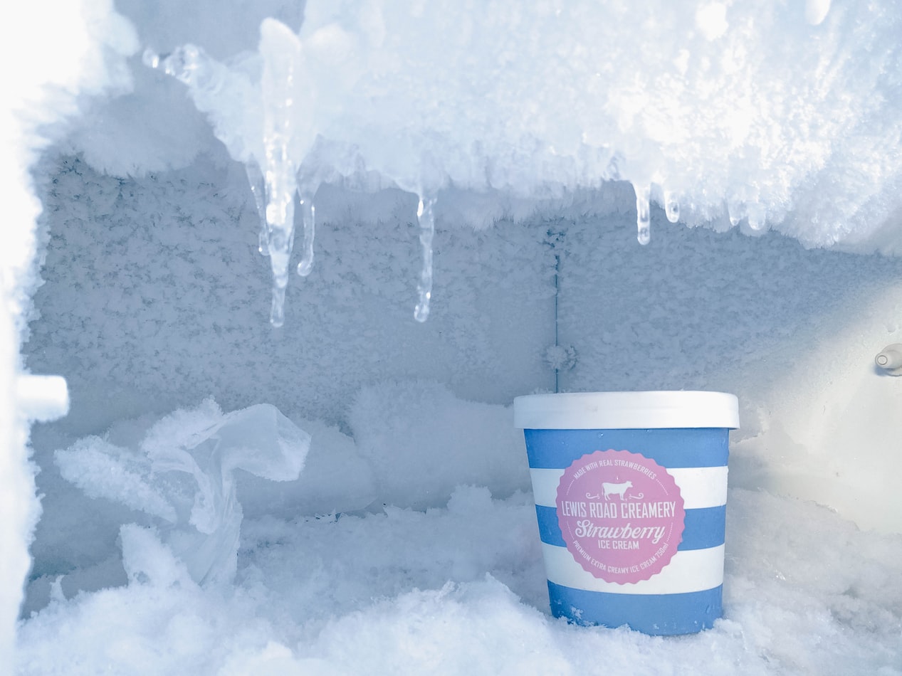 Eisbecher in vereistem Gefrierfach