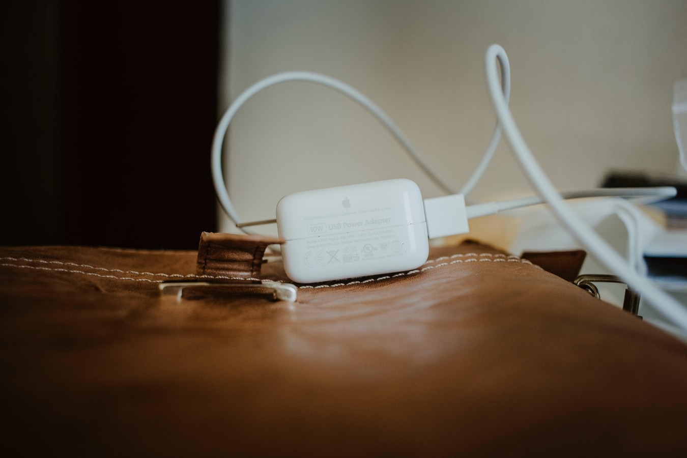 Ladekabel liegt auf dem Tisch