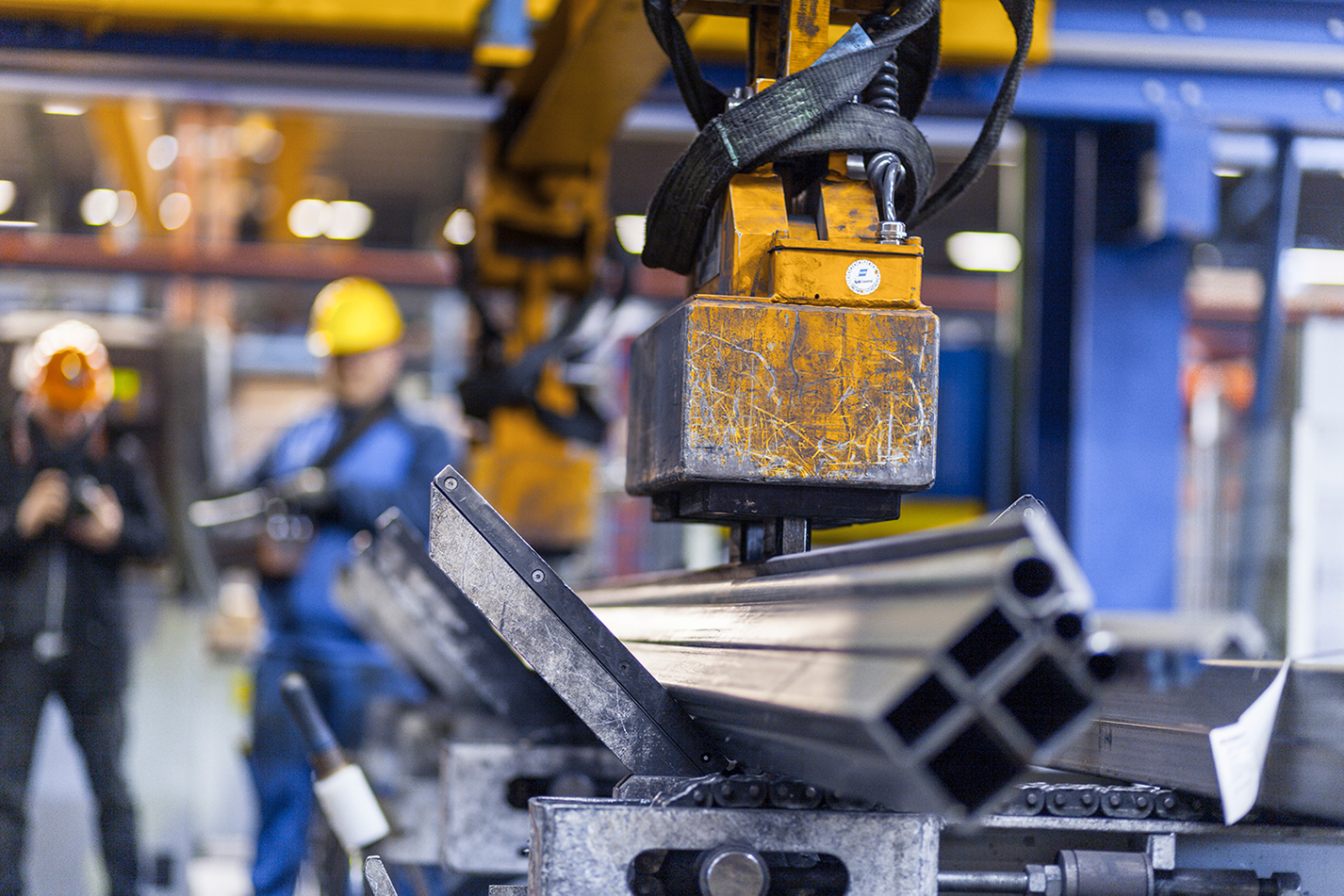 zwei Männer überwachen Maschine beim Arbeiten 