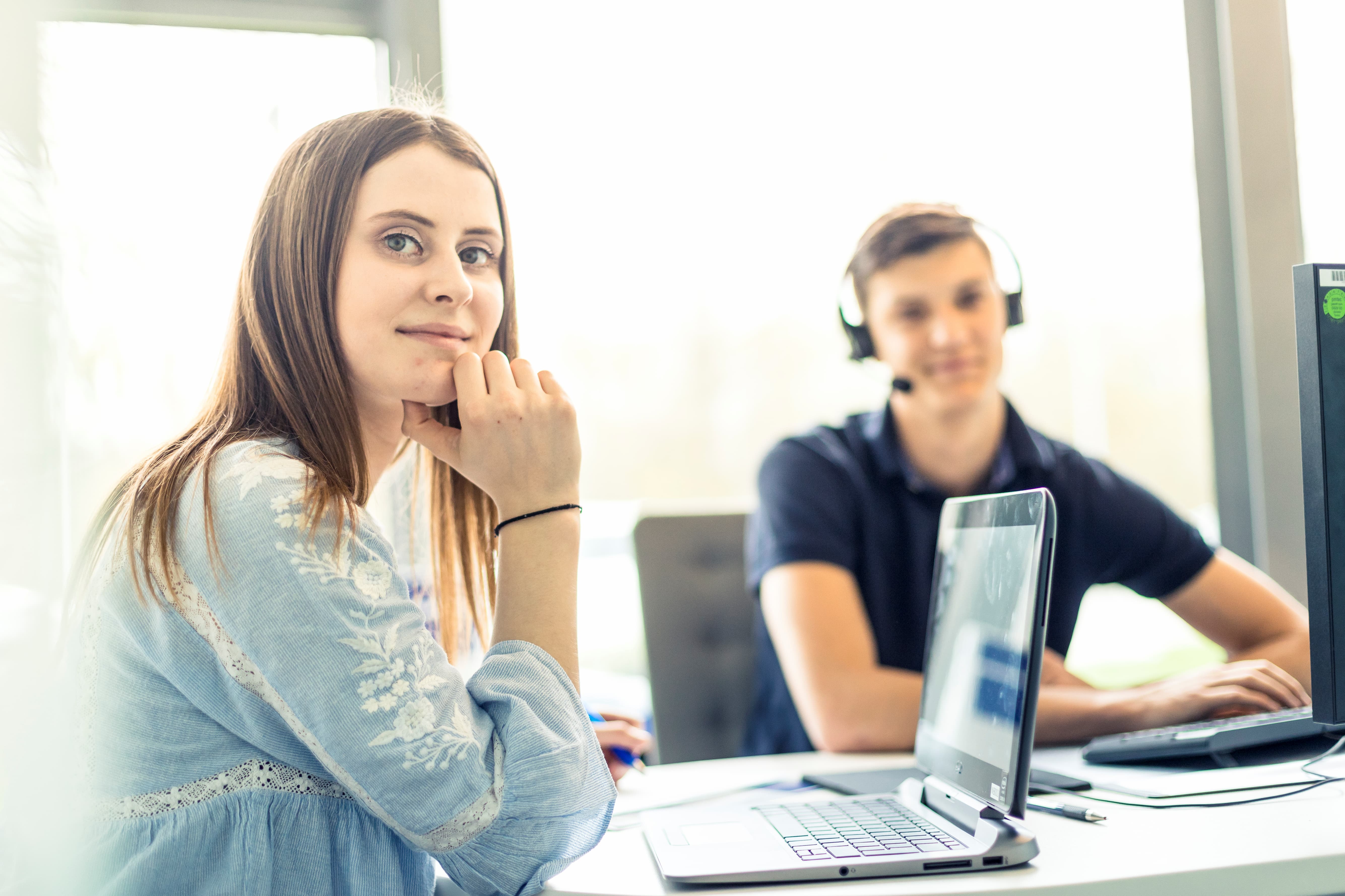 Auszubildende beim Arbeiten