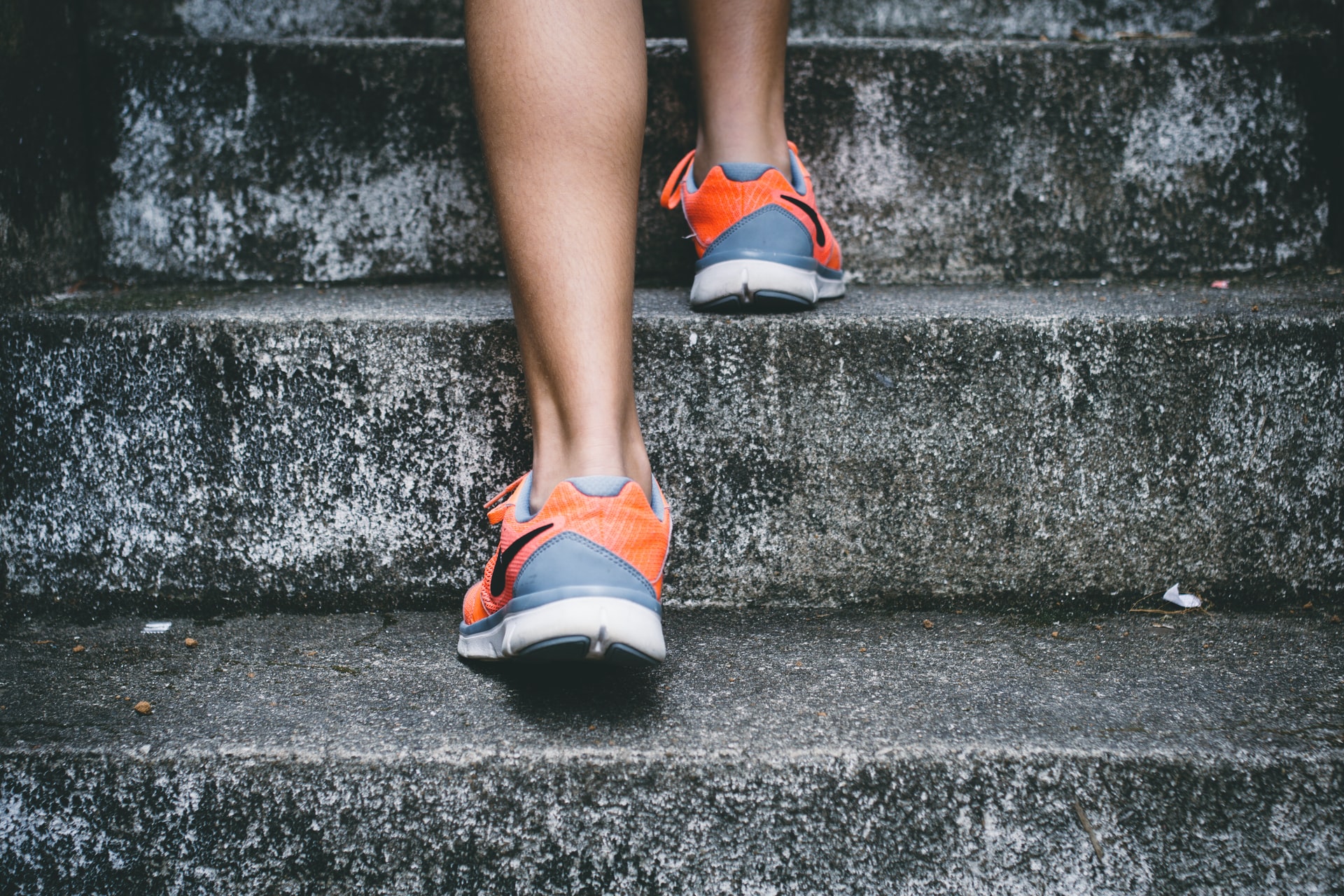 Jogger läuft eine Treppe nach oben 