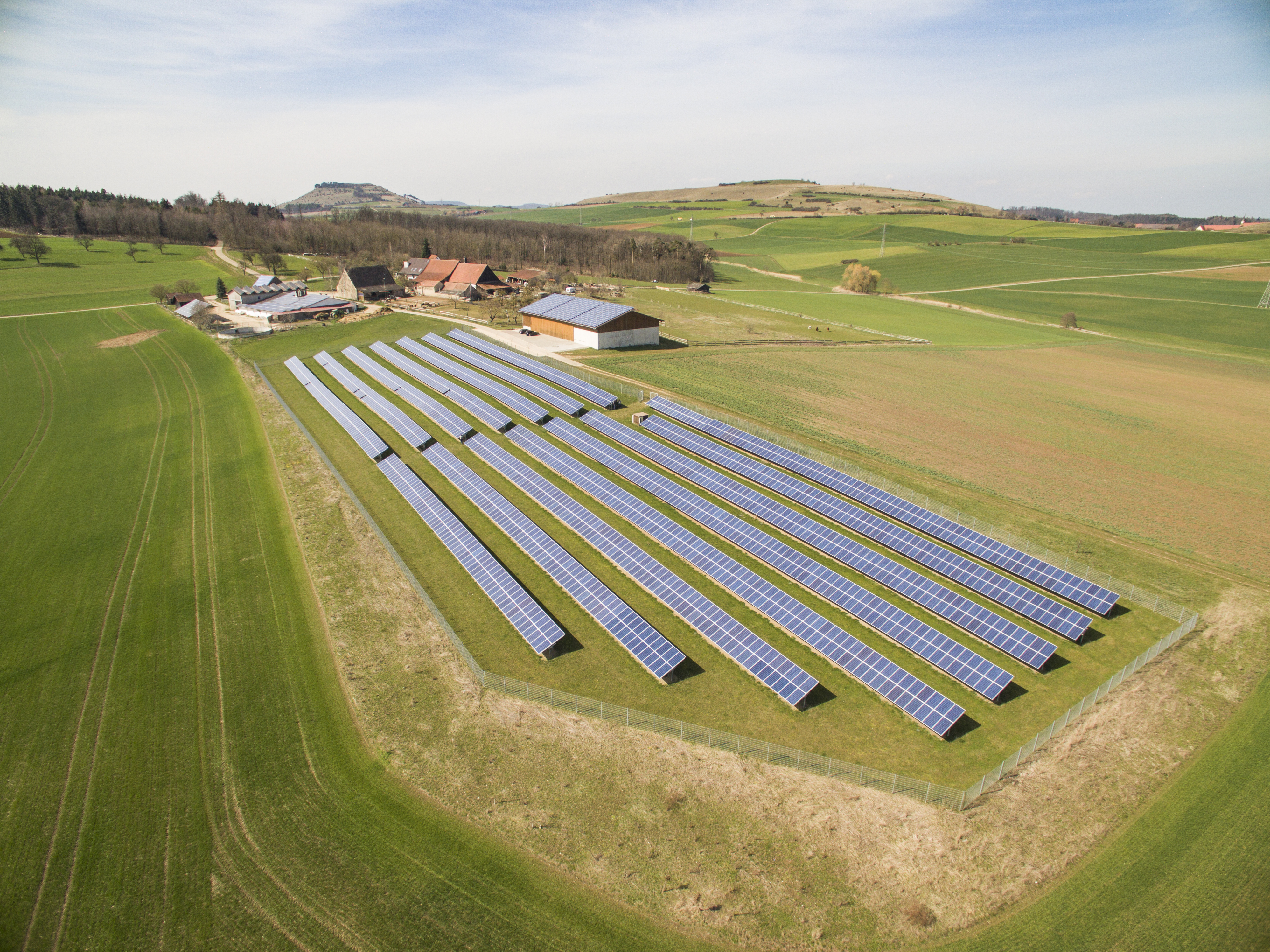 PV-Freiflächenanlage neben einem Bauernhof 