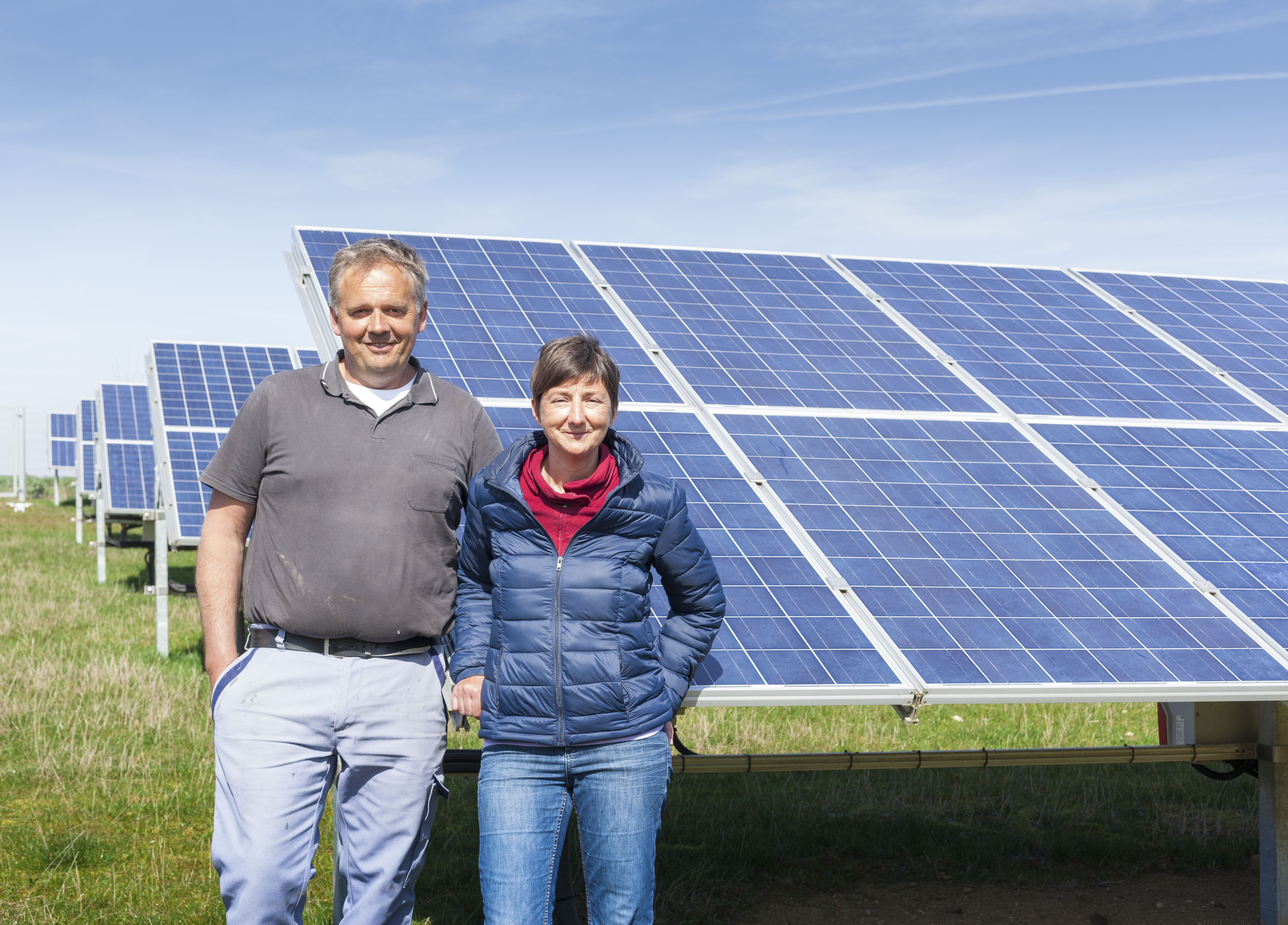 Mann und Frau vor ihrer PV Anlage Herrenhof 