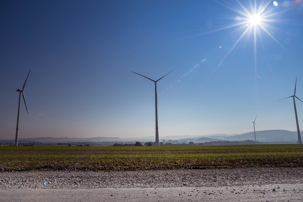 Windpark in Hausen am Bach bei Sonnenschein 