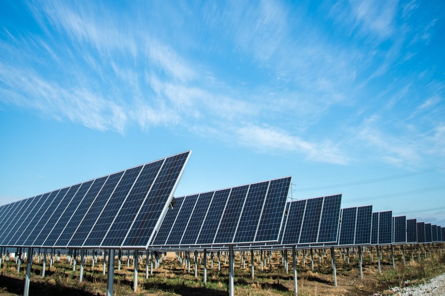 Ein Solarpark unter blauem Himmel