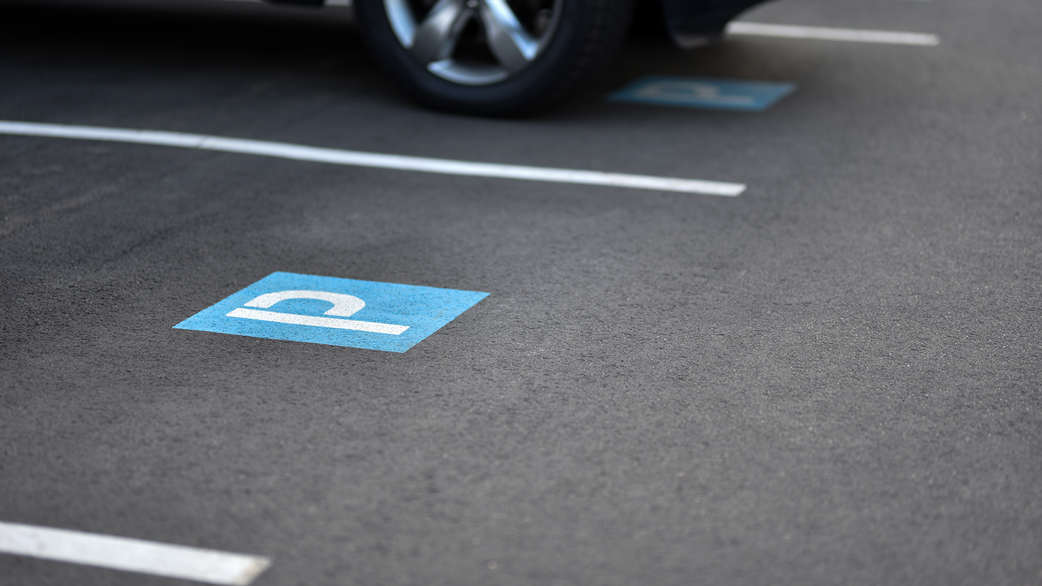 Parkplatz mit einem blauen P gekennzeichnet